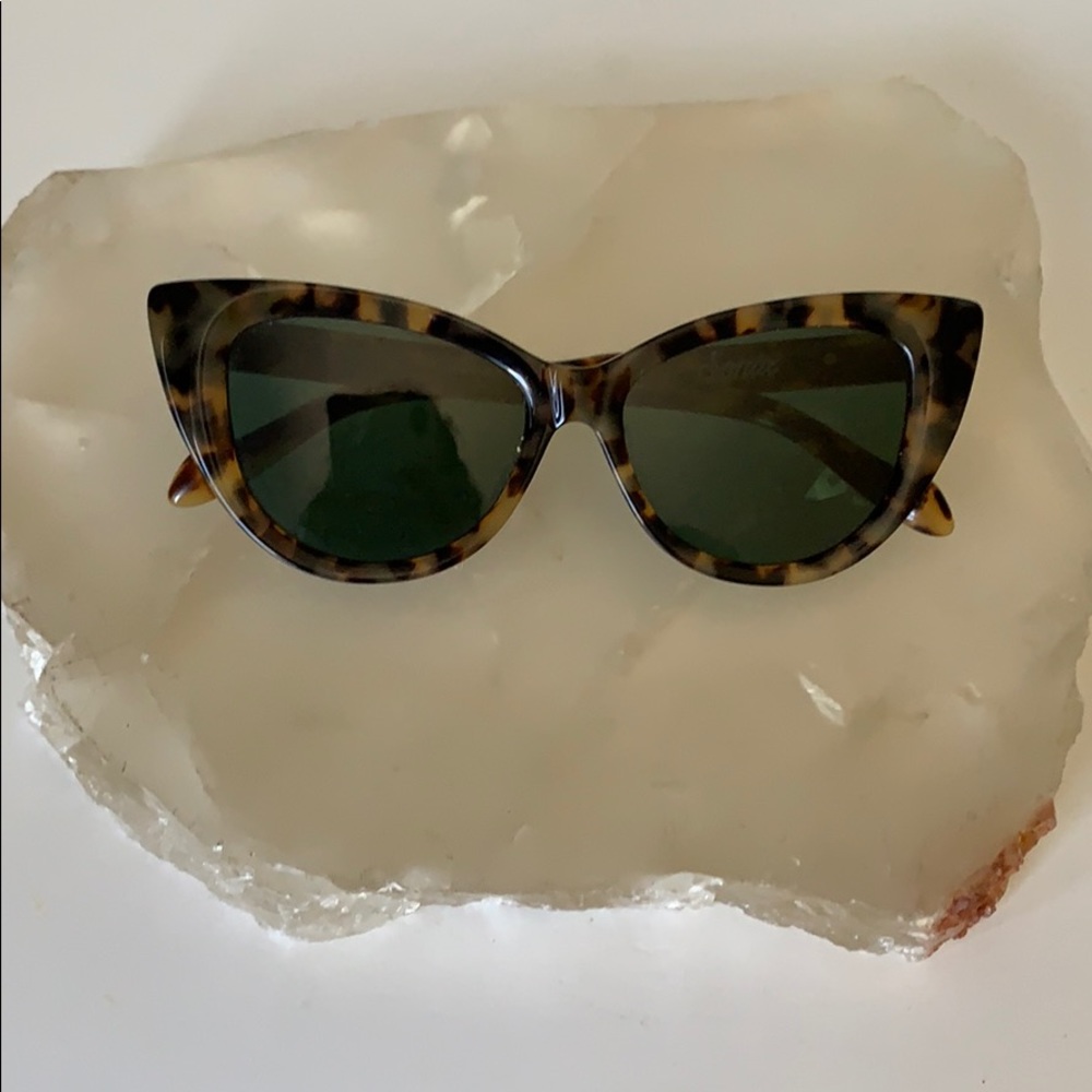 Sonix “Kyoto” vintage looking cat eye sunglasses